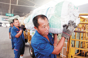 高溫下，追著火車跑的搬運(yùn)工 每天裝卸600行包，用汗水保運(yùn)輸暢通